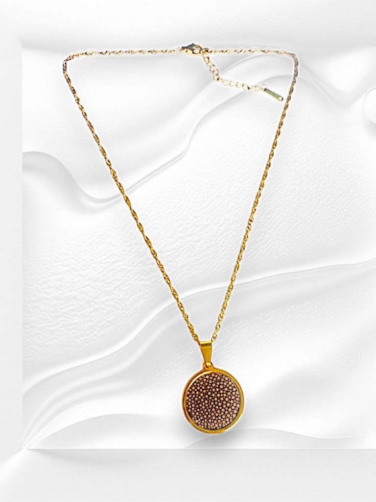 Pendentif en cuir de Galuchat "CHARME"